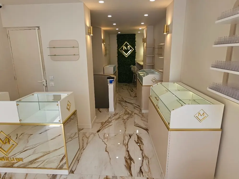 Boutique Maison de la Vap à Paris, comptoirs blancs et dorés